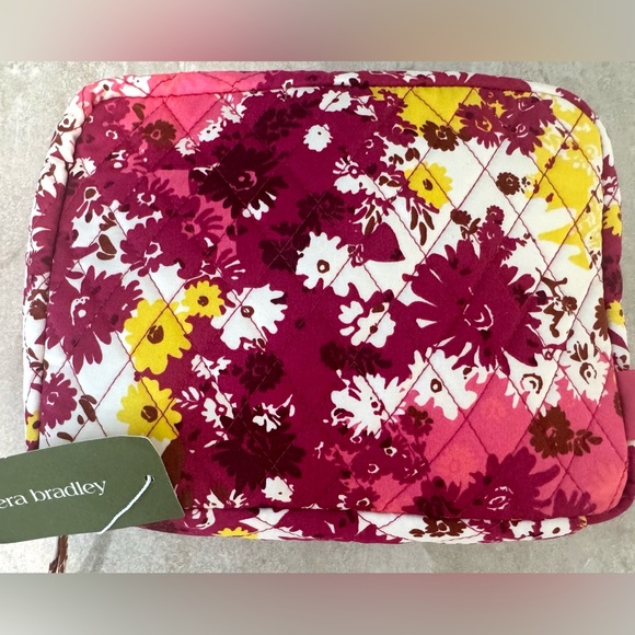 Vera Bradley Cord Organizer
Starstruck Daisies in Premium Cotton - Picture 4 of 11